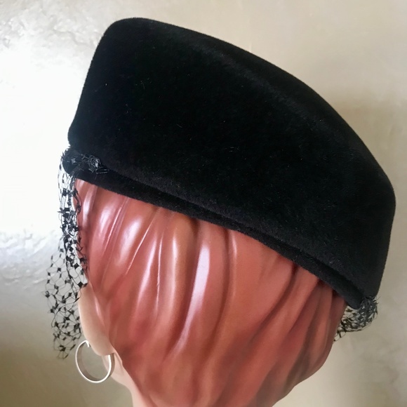 GLAMOROUS 1950s\' BLACK VELVET FELT VINTAGE HAT WITH JEWEL TRIM AND VEIL main image 10